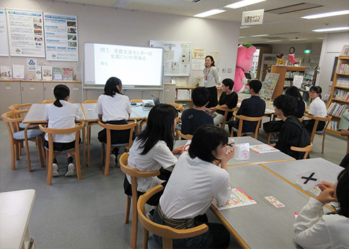 夏休み消費生活学校の様子