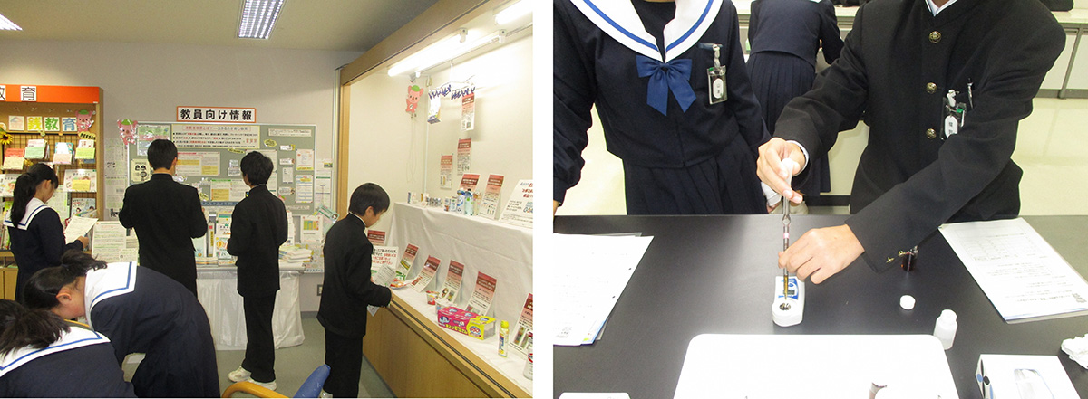 展示を見学する生徒

